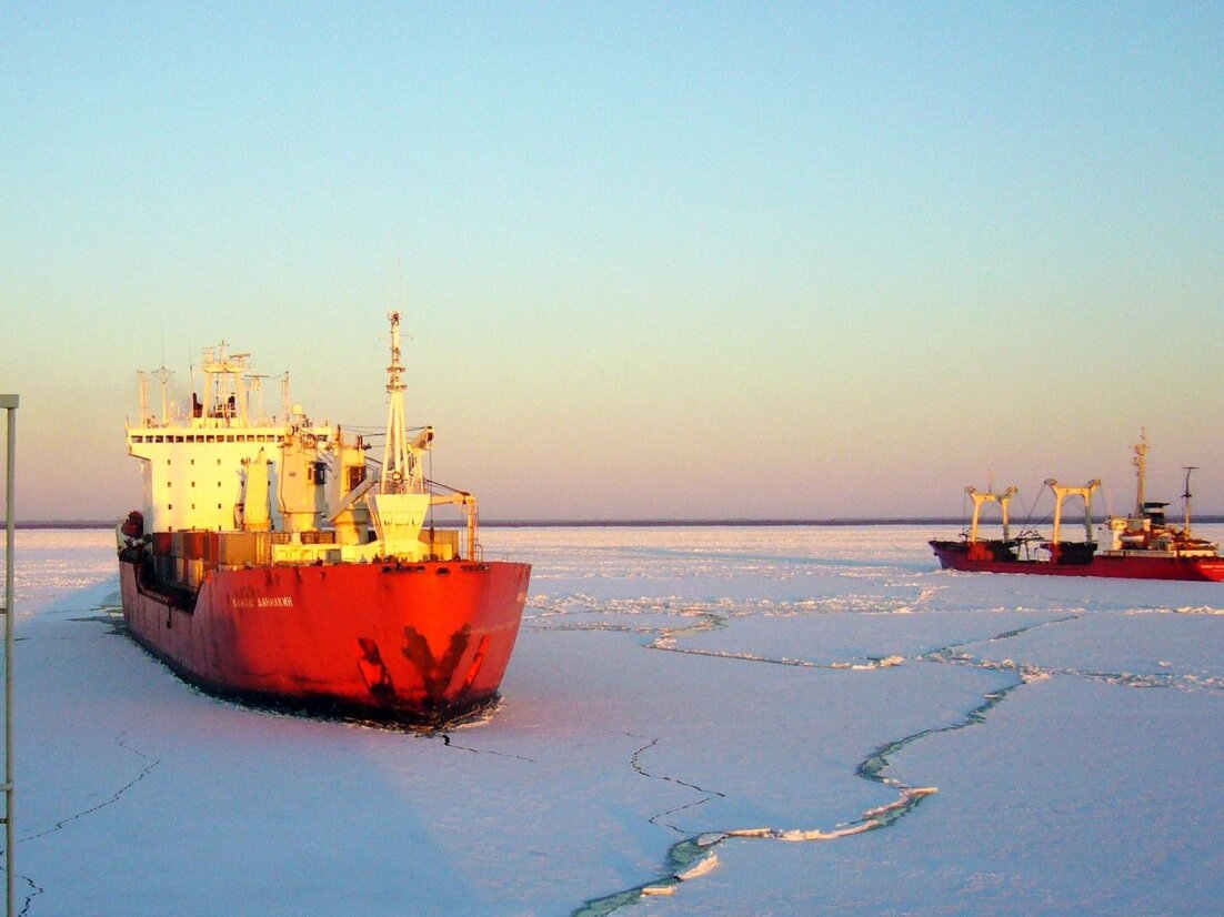 Белое море судно. Судно гидролог. Архангельский порт, покрытый льдом. Караван судно Благовещенск. Караван судов