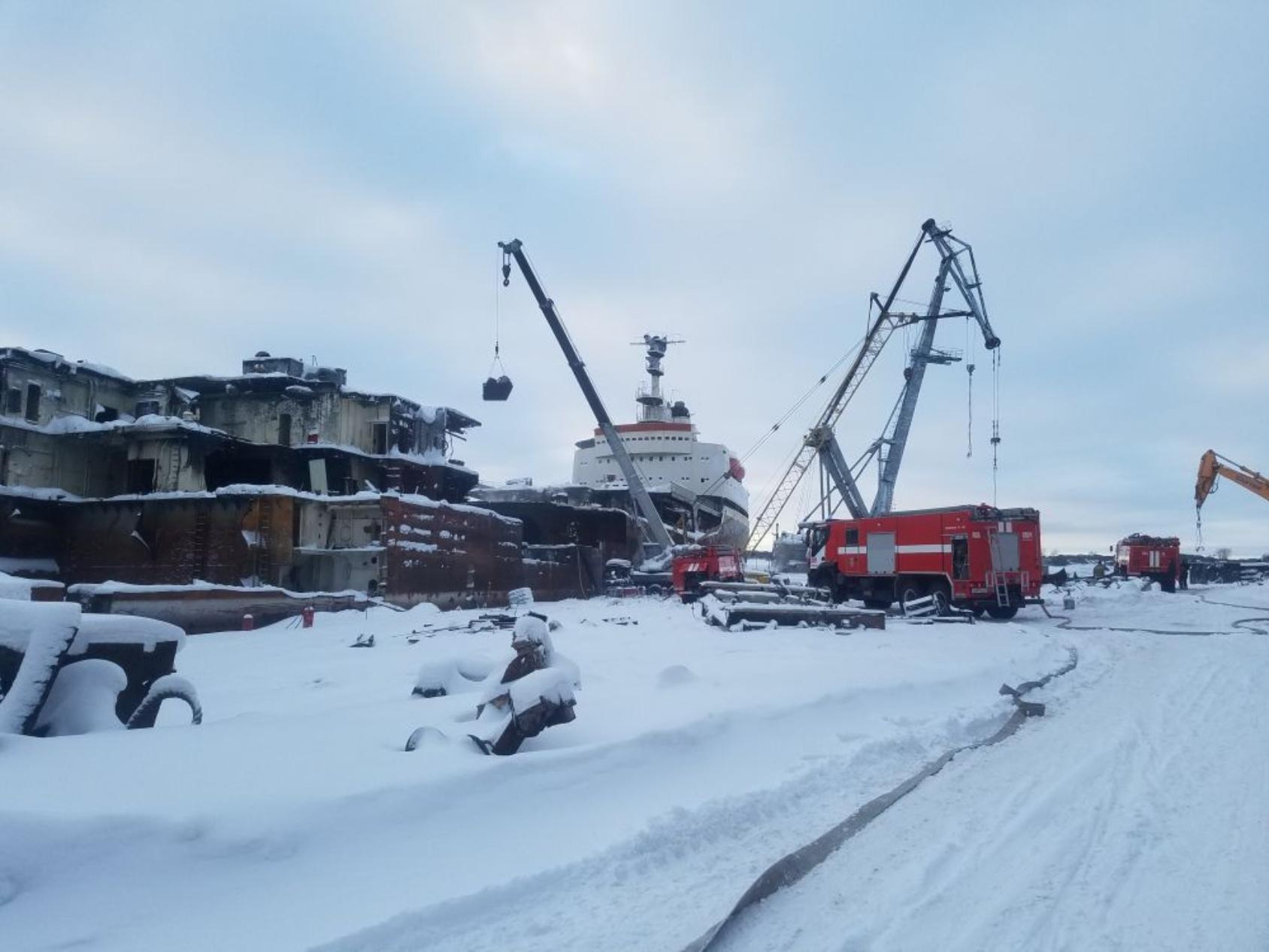 В Архангельске в очередной раз загорелся танкер, находящийся на утилизации