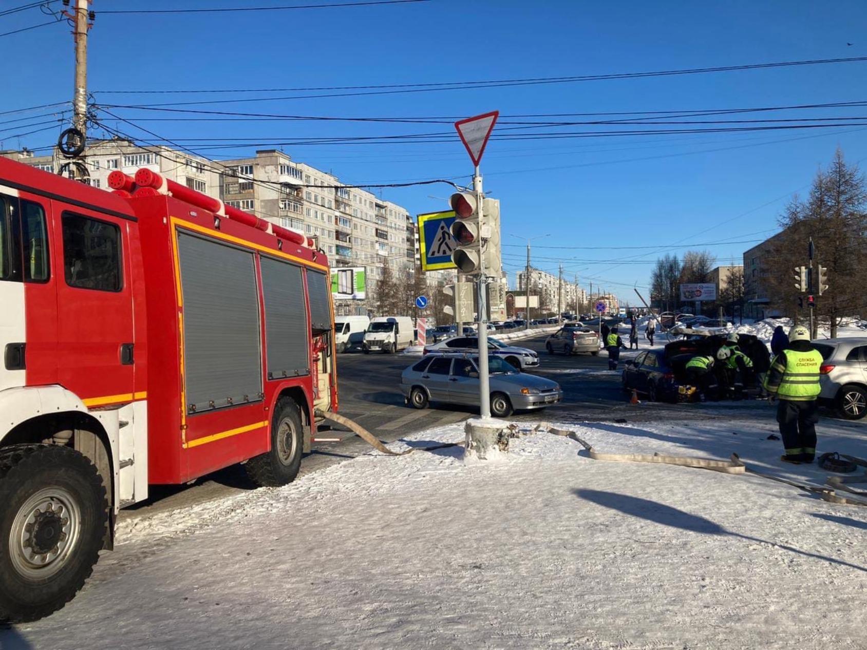 Автомобиль снёс столб уличного освещения в Архангельске