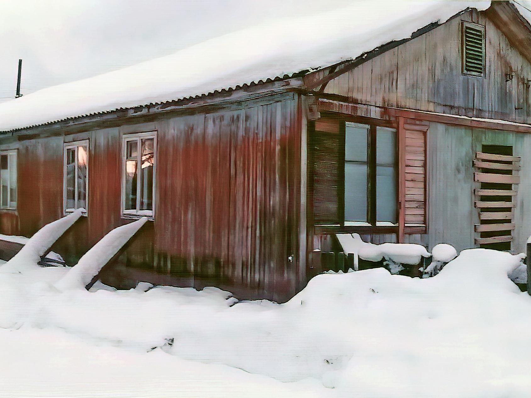 Дом Серафимы Петровны Темежниковой в посёлке Октябрьский Устьянского района с 2021 года стоит на подпорках.