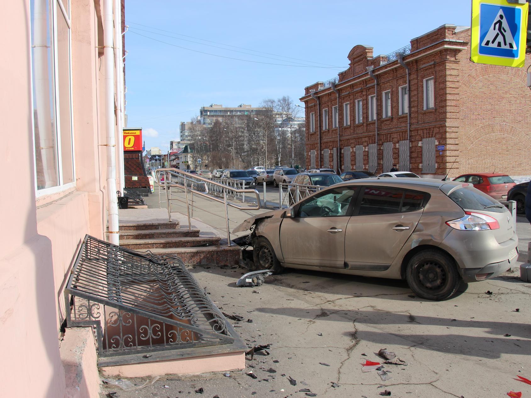 В центре Архангельска столкнулись два «Рено» — один автомобиль вылетел на  тротуар и врезался в крыльцо магазина