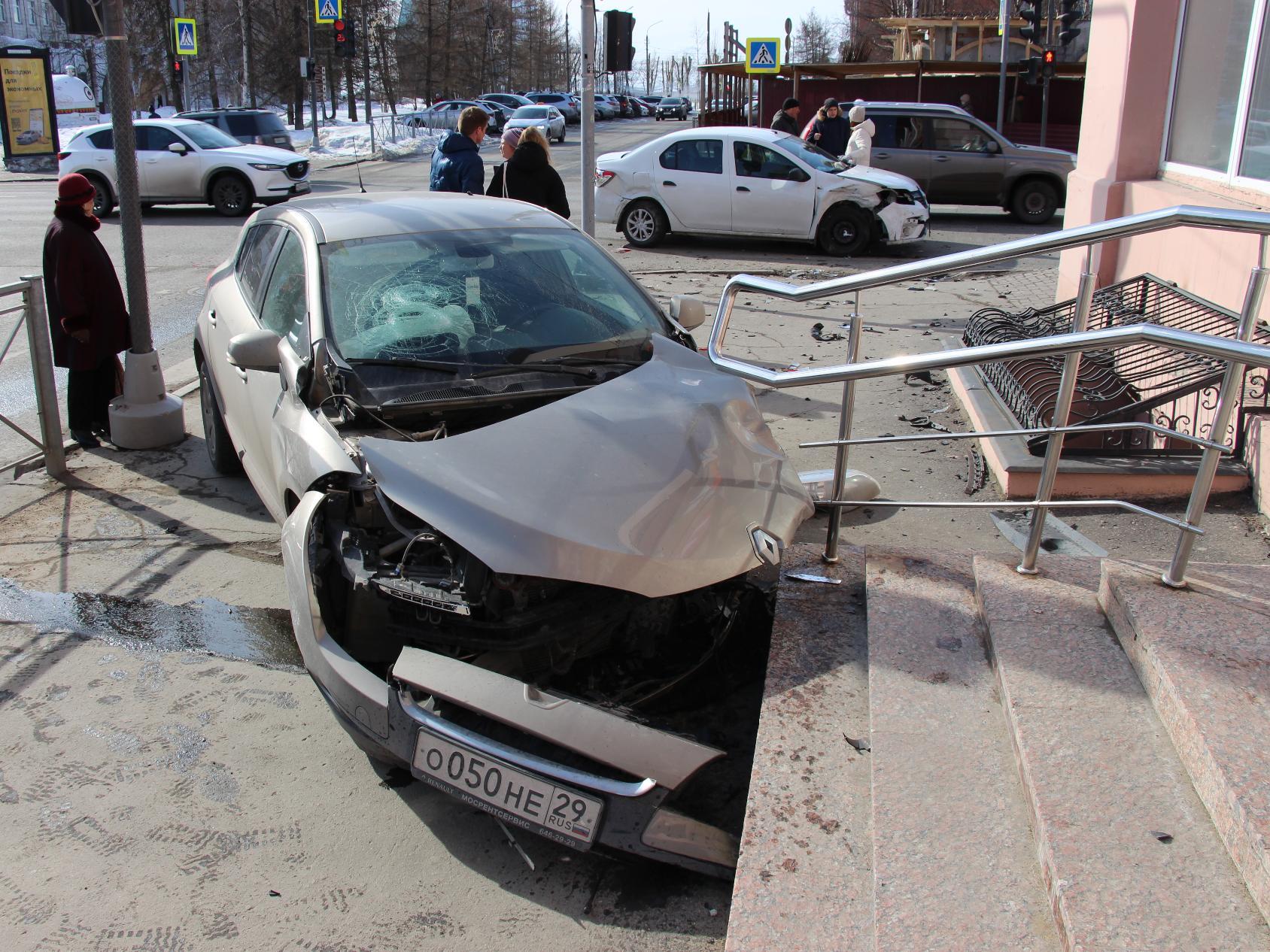 В центре Архангельска столкнулись два «Рено» — один автомобиль вылетел на  тротуар и врезался в крыльцо магазина