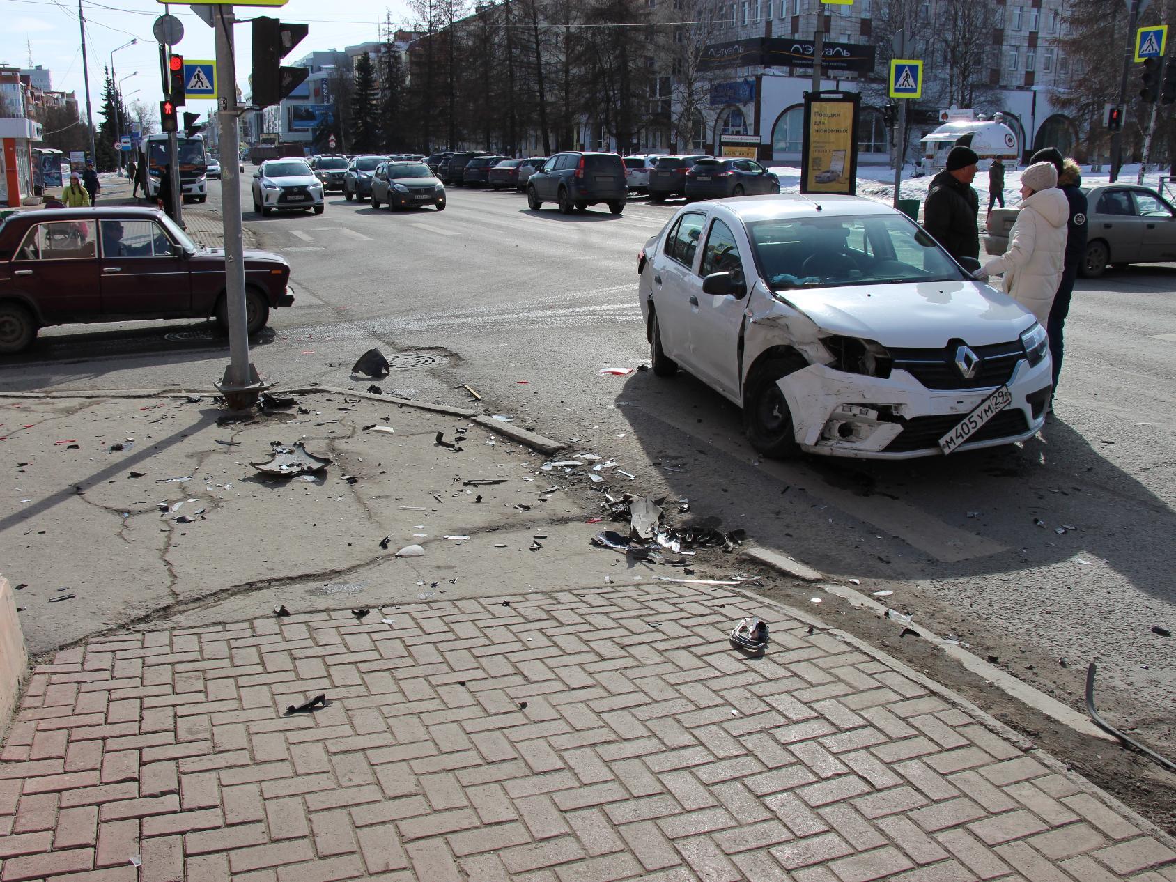 В центре Архангельска столкнулись два «Рено» — один автомобиль вылетел на  тротуар и врезался в крыльцо магазина