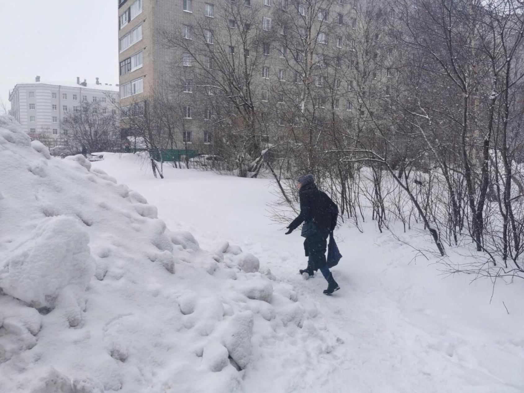 Снежок не радует на дорогу падает. А снег не знал и падал. А снег не знал и падал картинки. А снег не знал ипадал.