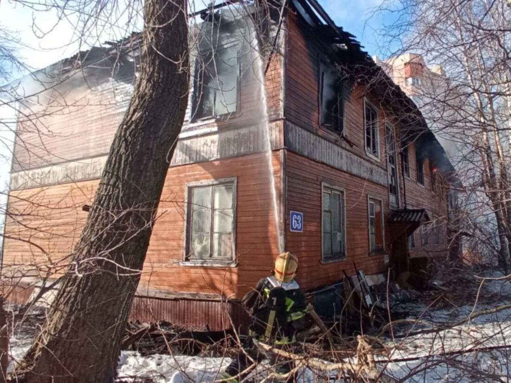 В Архангельске задержали мужчину, подозреваемого в поджоге дома №63 на  проспекте Обводный